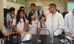 Dr. Hernández explains an experiment to a visiting high school group